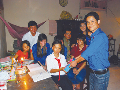 Hai anh em Cường, Linh - em nuôi của Đoàn được mọi người ở Bình Hưng Hòa yêu thương đùm bọc