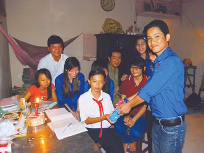 Hai anh em Cường, Linh - em nuôi của Đoàn được mọi người ở Bình Hưng Hòa yêu thương đùm bọc