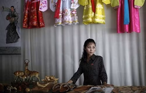 Cửa hàng bán đồ lưu niệm phục vụ khách du lịch với các vật phẩm truyền thống Triều Tiên nhưng một số được sản xuất tại Trung Quốc và đề giá bằng đồng euro