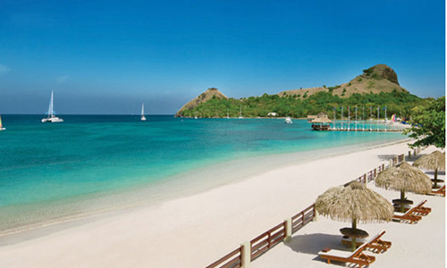 Là một đảo quốc thuộc khu vực Caribe, Saint Lucia sẽ cho bạn cơ hội khám phá tất cả mọi thứ từ dãy núi Piton, rừng nhiệt đới cho đến dòng suối mát lạnh Soufriere và chiêm ngưỡng các rạn san hô. Ngoài lặn biển, du khách còn có thể tham gia các môn thể thao dưới nước, thưởng thức văn hóa đa dạng và ẩm thực độc đáo của nhiều nước như Mỹ, Ấn, Anh, Pháp