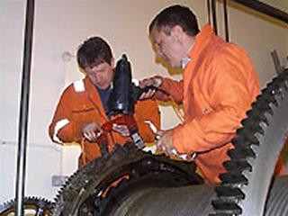 Các thợ đồng hồ đang sửa chữa trong lòng Big Ben