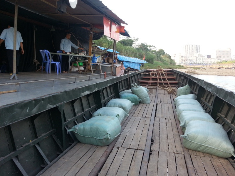 Đò sắt chở mực khô nghi mực cao su, nhựa.