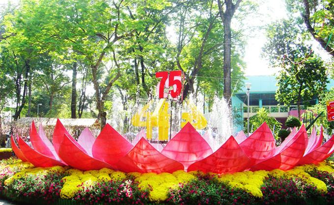 Hình tượng gà được kết thành từ các đóa hoa đủ màu sắc Rực rỡ sắc mai vàng mùa xuân Đài phun nước trang trí hình hoa sen Lựa chọn mua câu đối về treo ngày xuân Hồn nhiên tuổi thơ đón Tết Rộn ràng điệu nhảy sạp ngày xuân Trò chơi cà kheo đầy thử thách và thú vị Các em nhỏ hồn nhiên bên xích đu tiên Cuộc thi gói bánh chưng và bánh tét thu hút rất đông người xem Anh bộ đội khéo tay đang chăm chút cho chiếc bánh của mình Một thành viên xinh đẹp của nhóm Lọ Lem cũng đang nhiệt tình tham gia Đông đảo người dân thành phố tham quan Hội Hoa