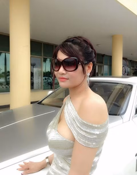 Bà Nguyễn Thị Liễu bên cạnh chiếc Rolls-Royce Ghost trắng - bạc. Bà Nguyễn Thị Liễu bên cạnh chiếc Rolls-Royce Ghost trắng - bạc