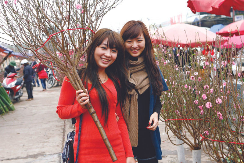 Thiếu nữ Hà Thành đi chợ hoa ngày Tết. Ảnh: Hồng Vĩnh