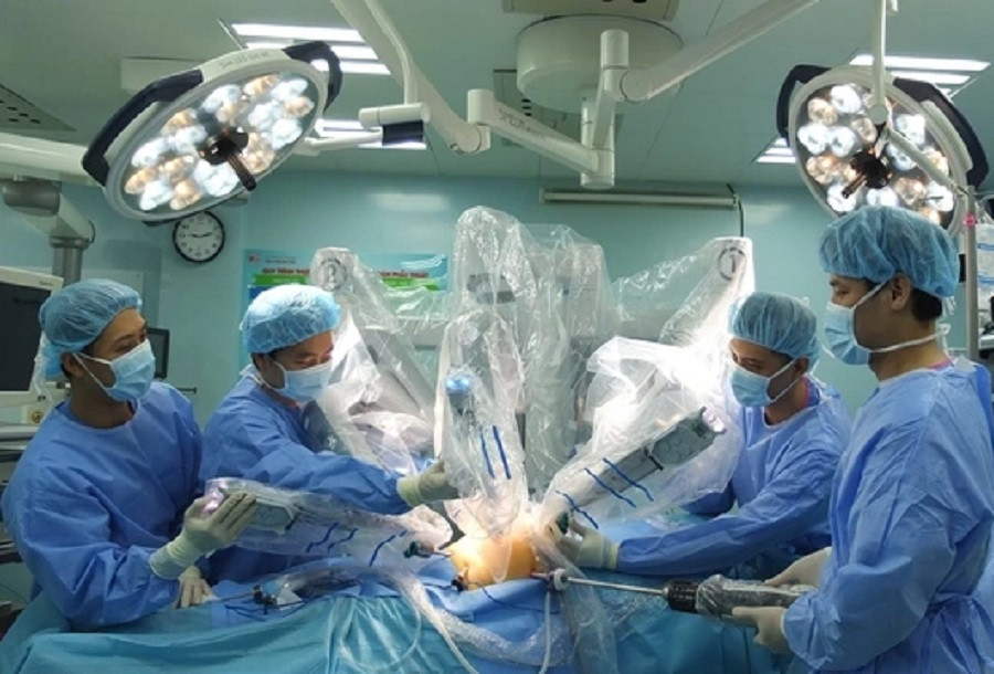 Các bác sĩ Bệnh viện Bình Dân đã thực hiện cuộc phẫu thuật robot cắt đại tràng ung thư cho người bệnh Các bác sĩ Bệnh viện Bình Dân đã thực hiện cuộc phẫu thuật robot cắt đại tràng ung thư cho người bệnh