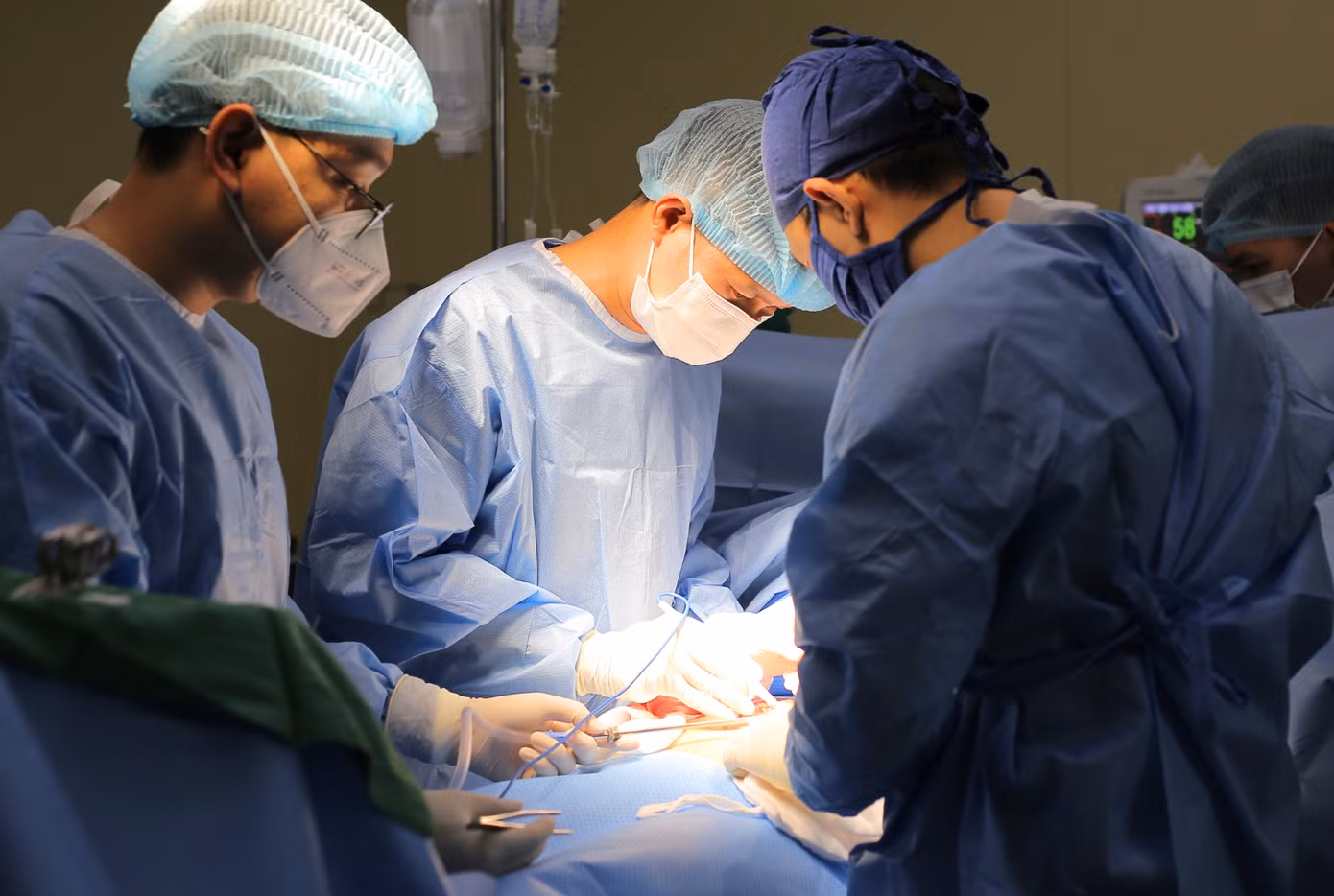 Các bác sĩ thực hiện cuộc phẫu thuật cho người bệnh (ảnh minh họa)