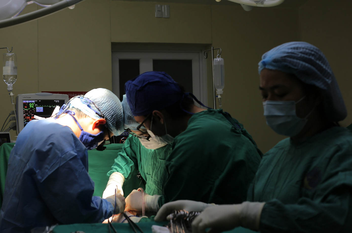 Các bác sĩ thực hiện cuộc phẫu thuật cắt gan bị xơ cho bệnh nhân Các bác sĩ thực hiện cuộc phẫu thuật cắt gan bị xơ cho bệnh nhân