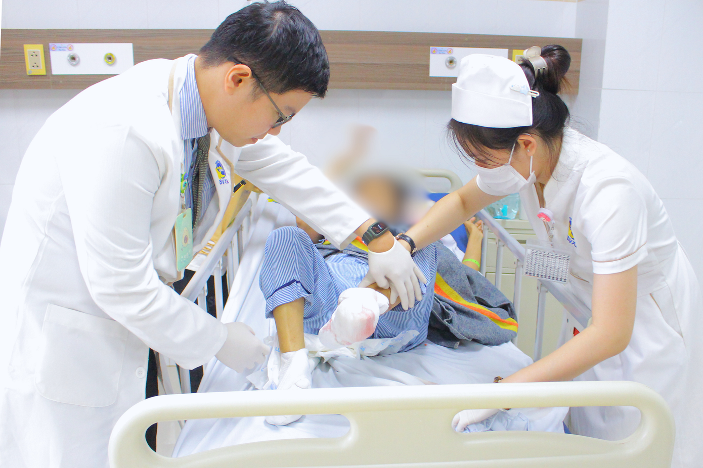 Bác sĩ đã buộc phải cắt bỏ các ngón chân bị bỏng nặng, hoại tử hoàn toàn cho người bệnh Bác sĩ đã buộc phải cắt bỏ các ngón chân bị bỏng nặng, hoại tử hoàn toàn cho người bệnh