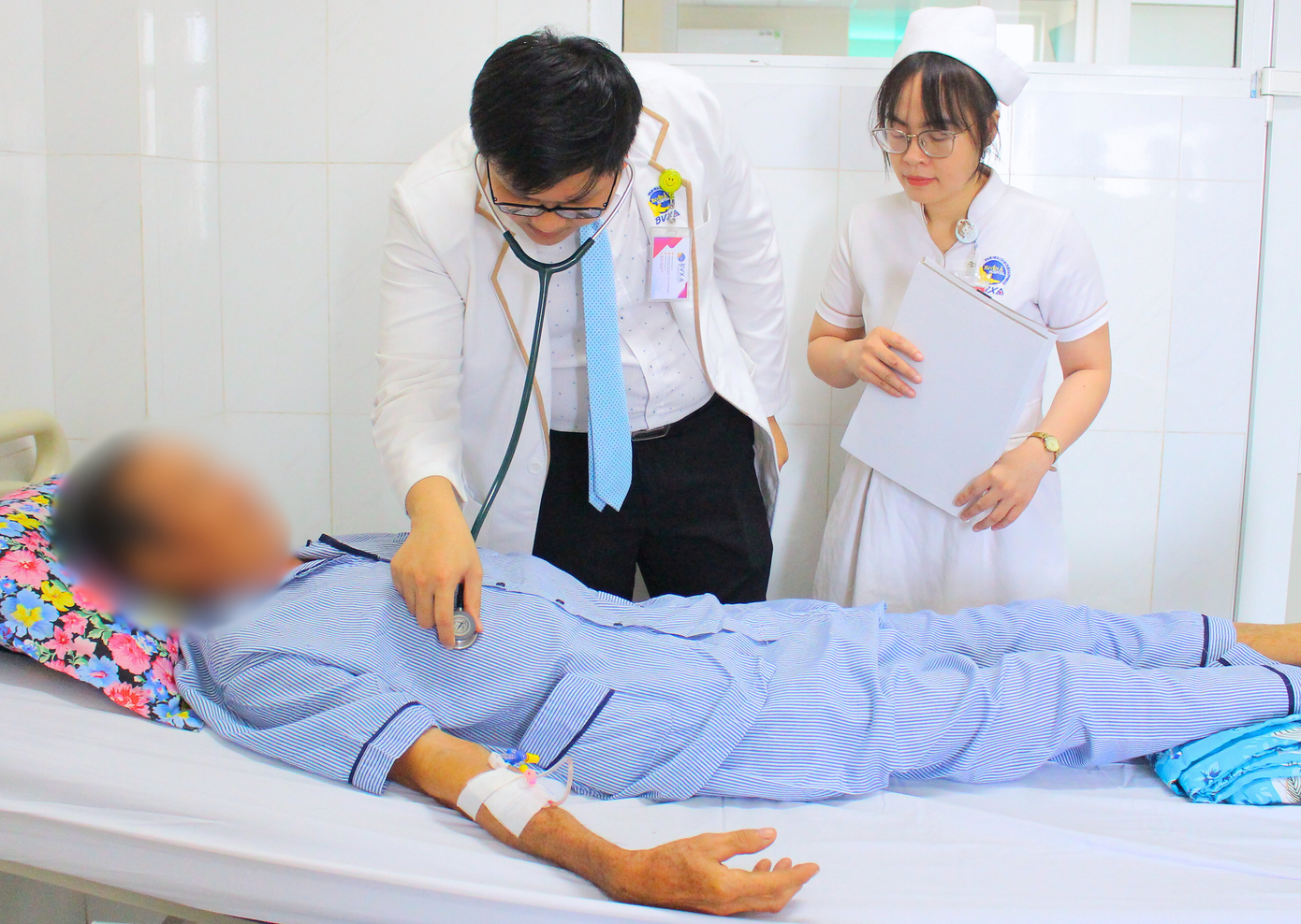 Bác sĩ thăm khám cho bệnh nhân bị rắn lục đuôi đỏ cắn dẫn tới nhiễm độc nặng Bác sĩ thăm khám cho bệnh nhân bị rắn lục đuôi đỏ cắn dẫn tới nhiễm độc nặng