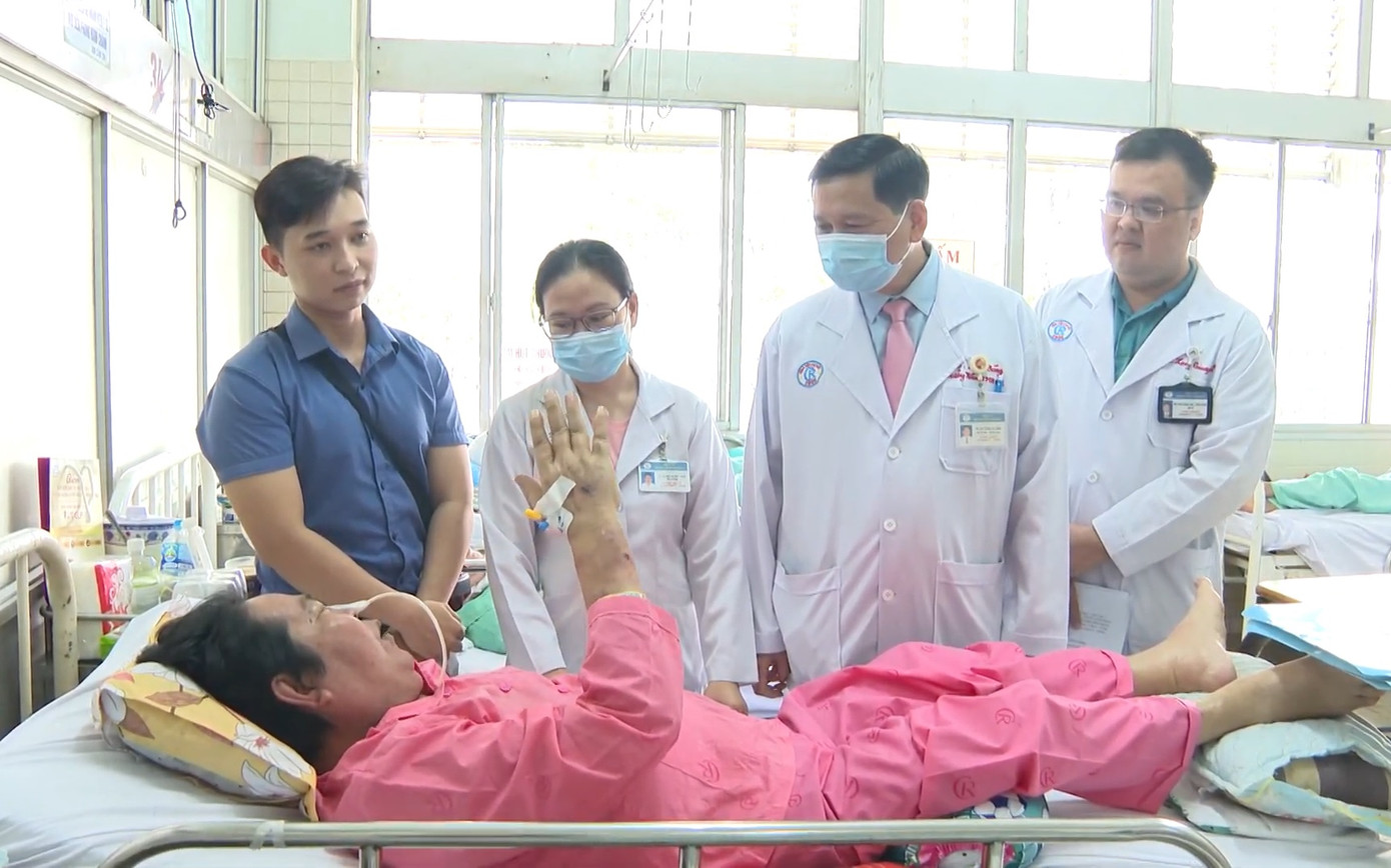 Sau khi được điều trị nội khoa tích cực, bệnh nhân đã may mắn thoát khỏi tình trạng mù lòa Sau khi được điều trị nội khoa tích cực, bệnh nhân đã may mắn thoát khỏi tình trạng mù lòa