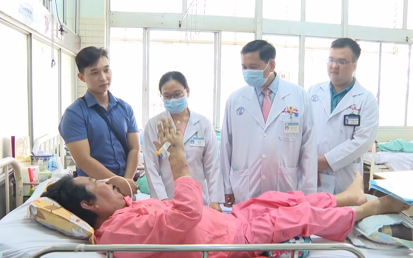 Sau khi được điều trị nội khoa tích cực, bệnh nhân đã may mắn thoát khỏi tình trạng mù lòa