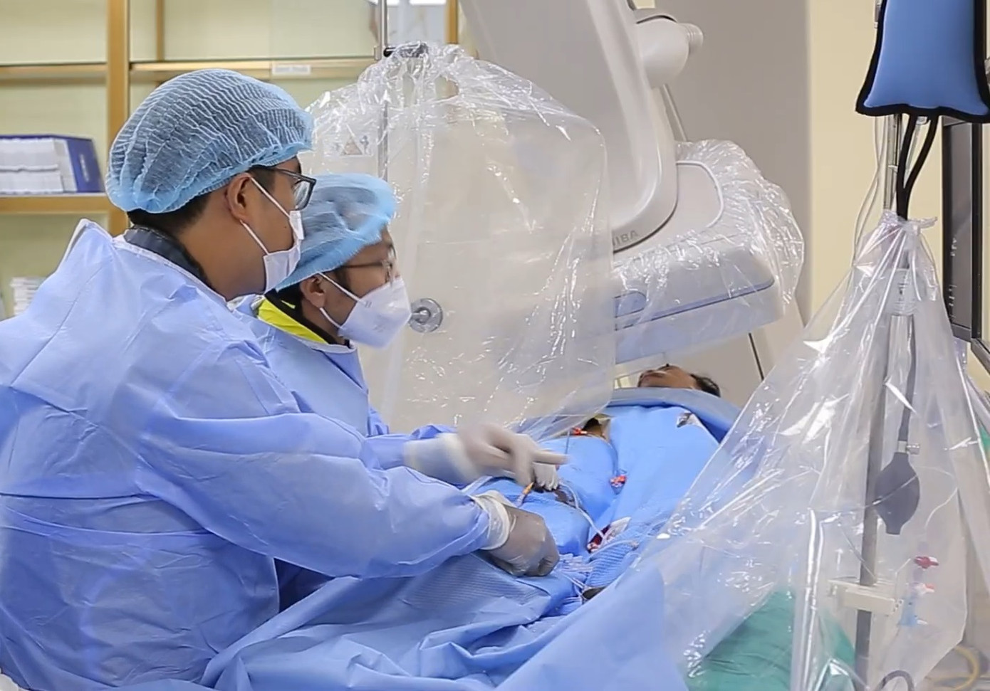 Các bác sĩ đã đặt stent chặn máu vào vị trí túi giả phình để tránh nguy cơ vỡ gây nguy hiểm cho người bệnh Các bác sĩ đã đặt stent chặn máu vào vị trí túi giả phình để tránh nguy cơ vỡ gây nguy hiểm cho người bệnh