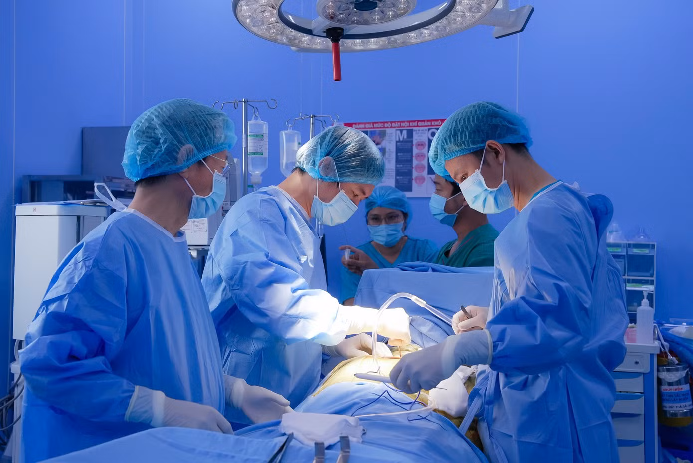 Các bác sĩ đã thực hiện cuộc phẫu thuật mở xương ức, bóc khối u trung thất cho người bệnh