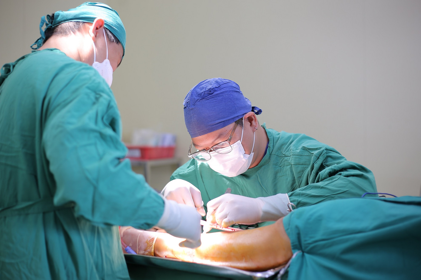 Các bác sĩ đã thực hiện thành công 2 cuộc phẫu thuật lấy dị vật và kết hợp xương cho người bệnh