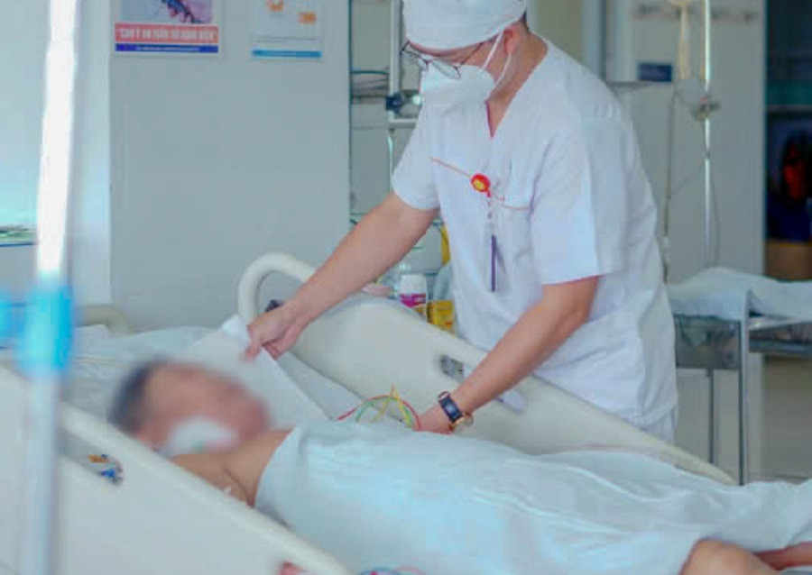 Bệnh nhân sốc phản vệ rơi vào nguy kịch, phải điều trị tích cực sau khi ăn tôm Bệnh nhân sốc phản vệ rơi vào nguy kịch, phải điều trị tích cực sau khi ăn tôm