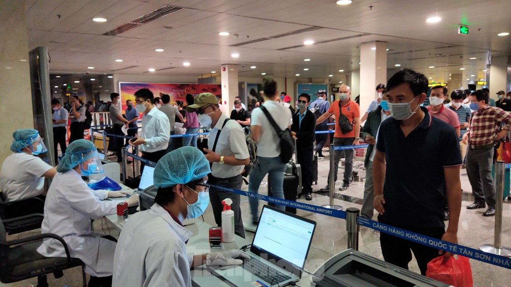 Nhu cầu đi lại tăng cao vào cuối năm khiến nguy cơ dịch bệnh xâm nhập, lây lan tăng cao