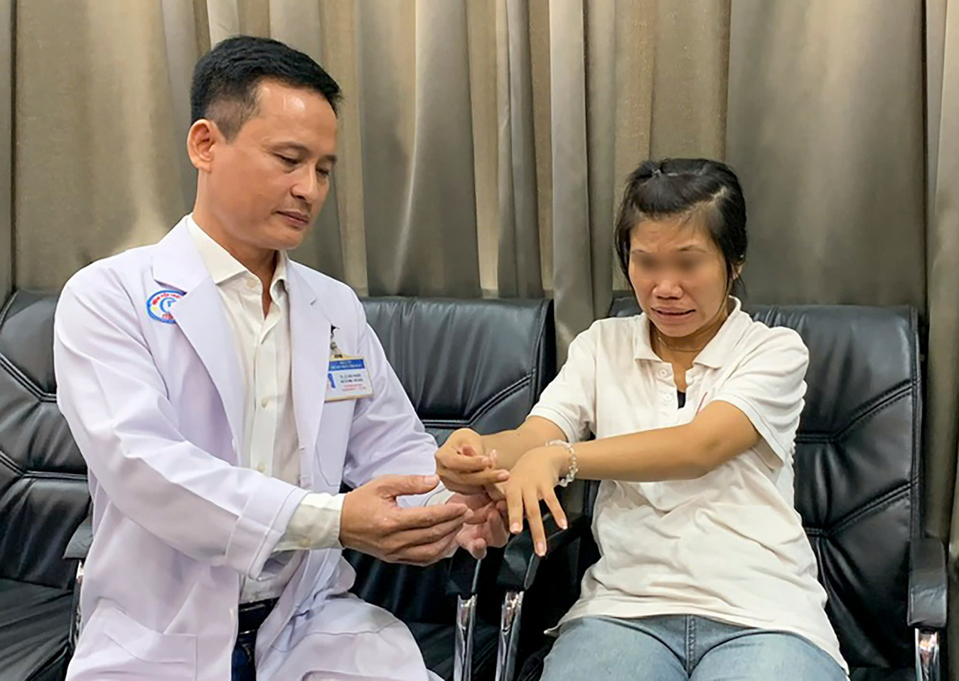 BS.Hữu Phước thăm khám cho bệnh nhân trong đợt tái khám vào ngày 5/11 BS.Hữu Phước thăm khám cho bệnh nhân trong đợt tái khám vào ngày 5/11