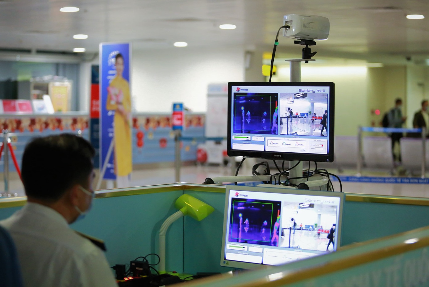 Bộ phận Kiểm dịch y tế quốc tế tại sân bay Tân Sơn Nhất đang chủ động thực hiện các biện pháp giám sát nguy cơ Bộ phận Kiểm dịch y tế quốc tế tại sân bay Tân Sơn Nhất đang chủ động thực hiện các biện pháp giám sát nguy cơ