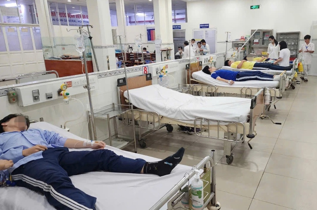 Các học sinh có biểu hiện bị ngộ độc thực phẩm được chuyển đến Bệnh viện Đa khoa Sài Gòn điều trị (ảnh: CTV) Các học sinh có biểu hiện bị ngộ độc thực phẩm được chuyển đến Bệnh viện Đa khoa Sài Gòn điều trị (ảnh: CTV)