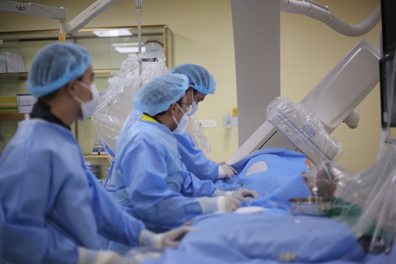 Các bác sĩ tiến hành can thiệp giúp bệnh nhân 2 lần liên tiếp vượt qua nguy kịch