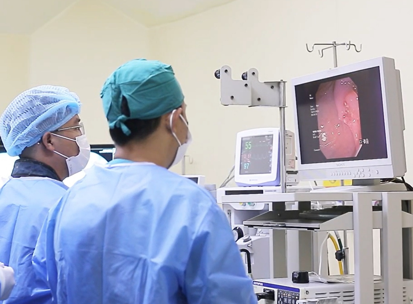 Các bác sĩ thực hiện cùng lúc hai phẫu thuật lấy sỏi và cắt túi mật cho người bệnh trong một cuộc mổ