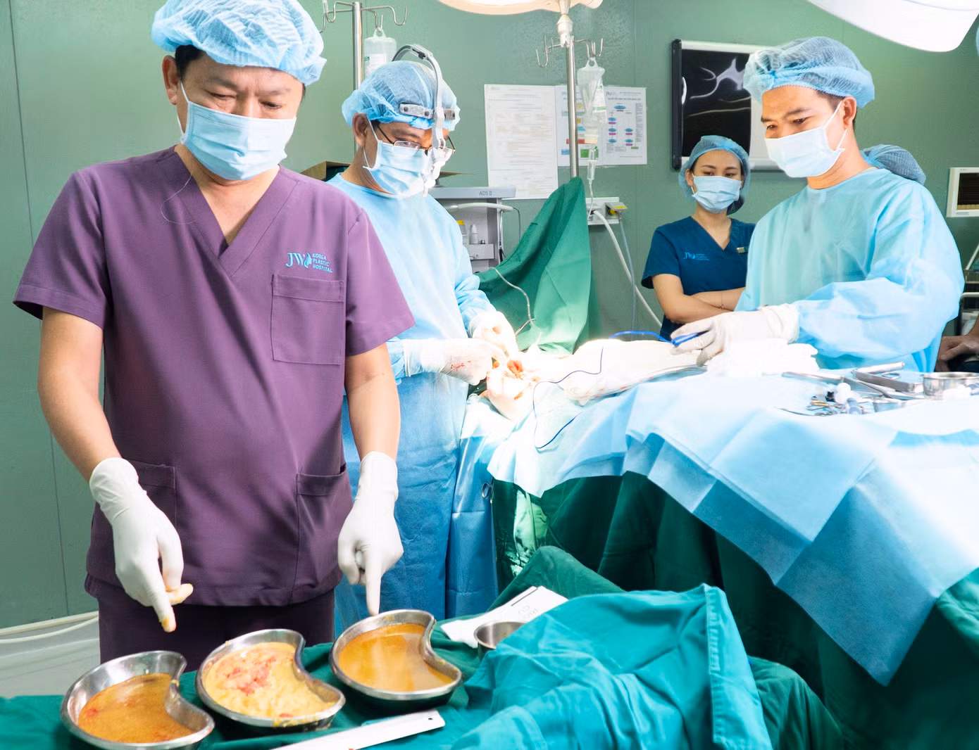 Các bác sĩ đã thực hiện cuộc phẫu thuật loại bỏ chất lạ và tái tạo bầu ngực cho người bệnh