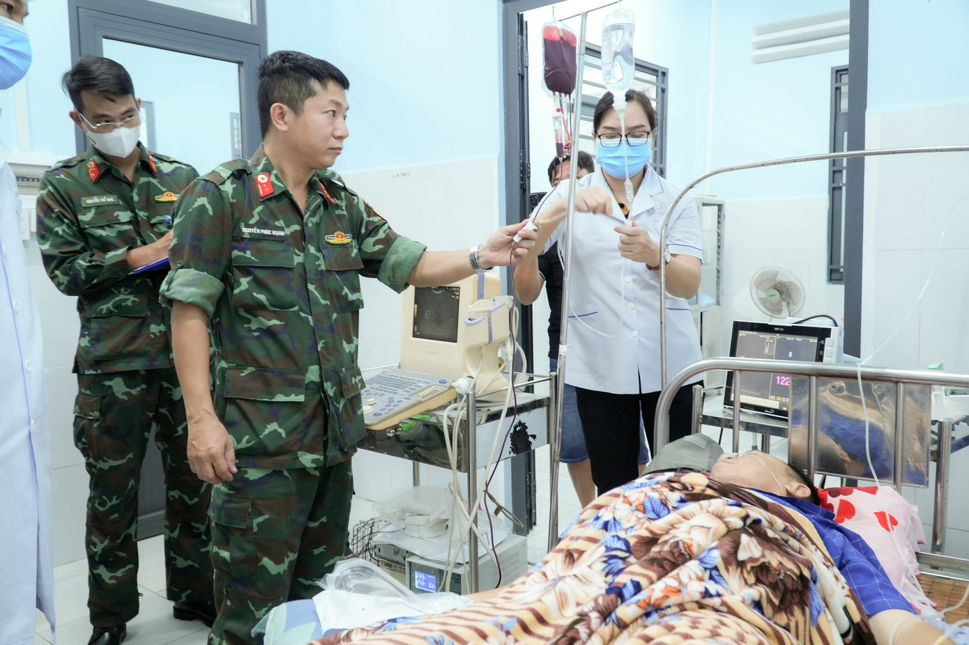 Bệnh nhân rơi vào nguy kịch vì sốc mất máu cấp được cấp cứu tại bệnh xá đảo Thổ Chu