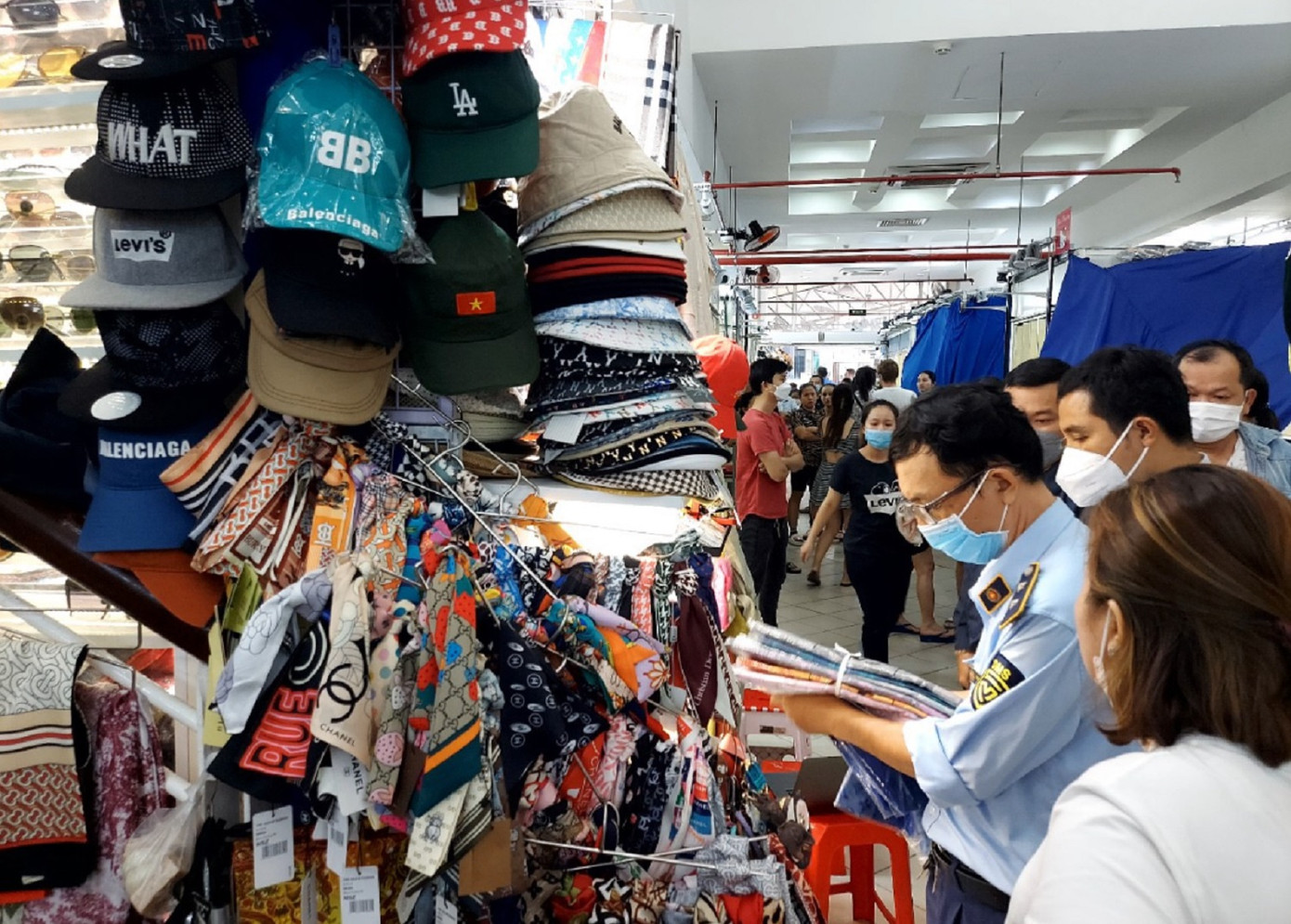 Cơ quan chức năng đang tăng cường thanh kiểm tra để ngăn chặn các hành vi gian lận thương mại. Cơ quan chức năng đang tăng cường thanh kiểm tra để ngăn chặn các hành vi gian lận thương mại.