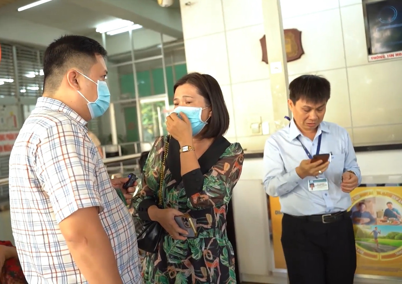 Một phụ huynh (người phụ nữ) bức xúc chia sẻ về tình huống nhận thông tin từ đối tượng lừa đảo