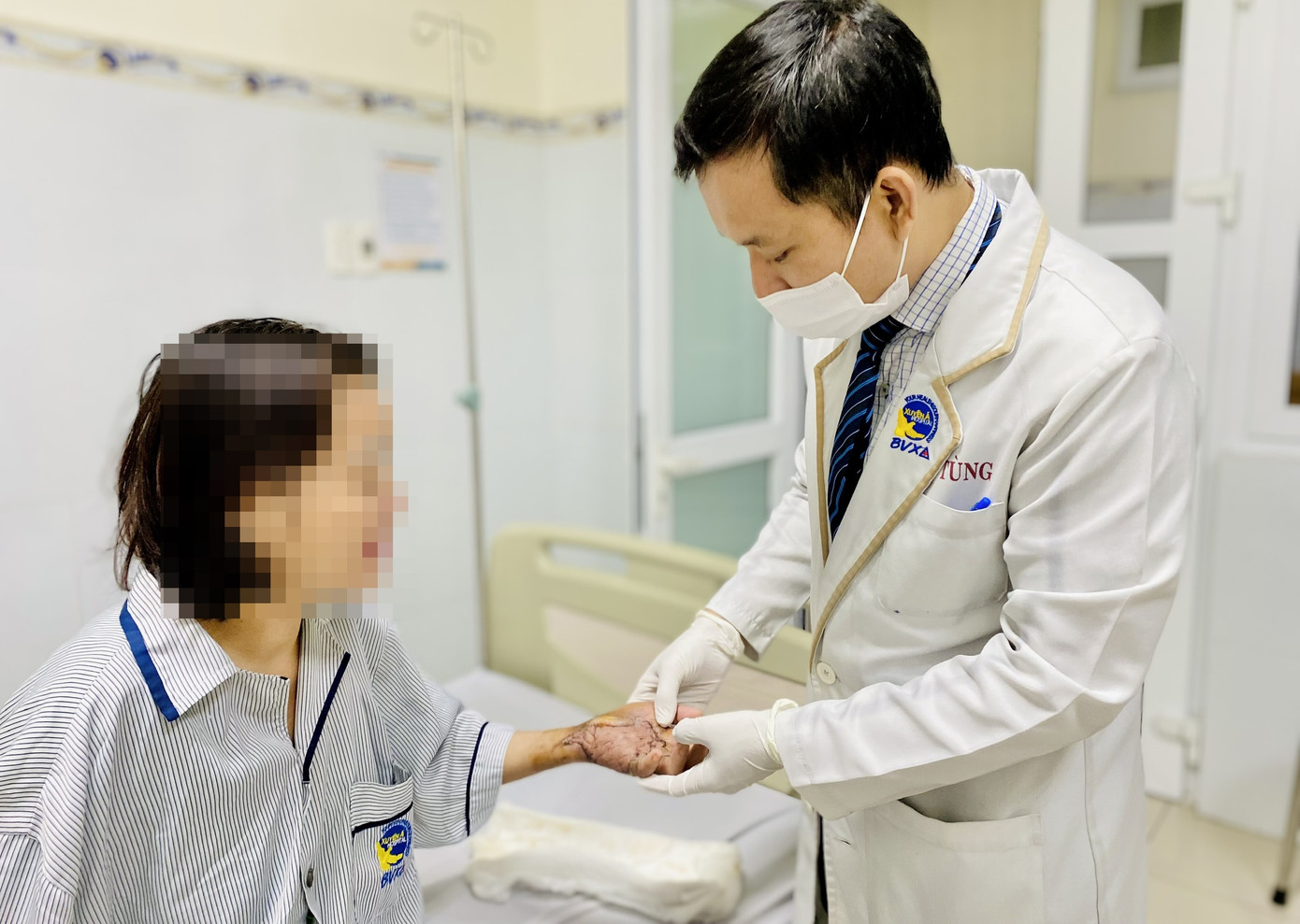 Các bác sĩ đã cứu thành công bàn tay bị nhiễm trùng rất nặng cho người bệnh