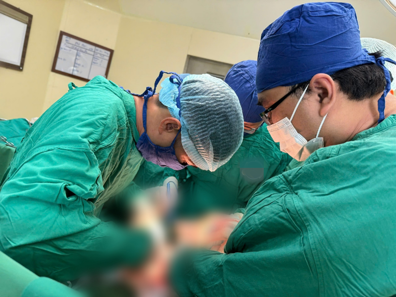 Các bác sĩ đã can thiệp kịp thời, tháo xoắn tinh hoàn giúp bệnh nhân tránh nguy cơ hoại tử