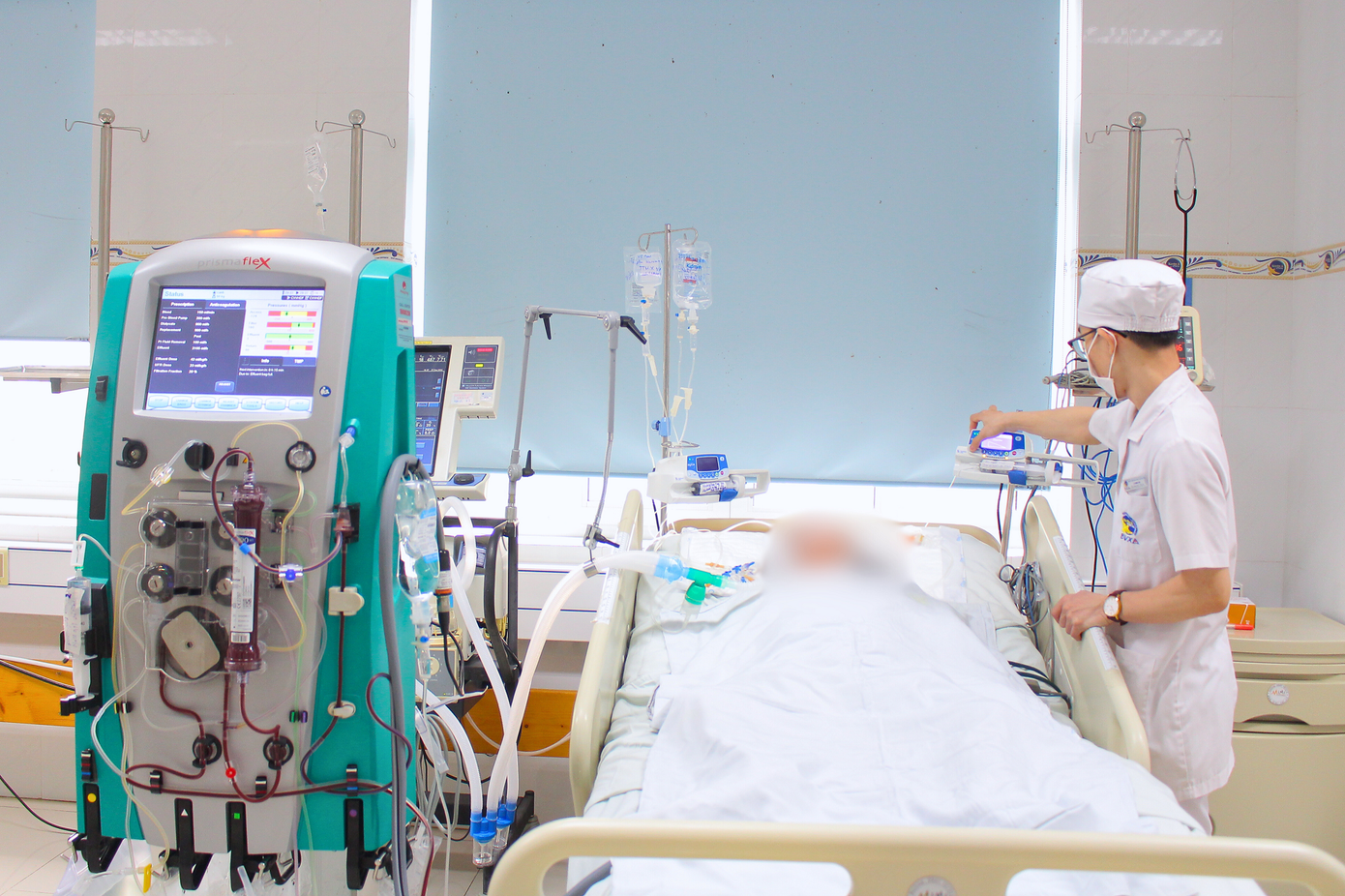 Bệnh nhân đã qua nguy kịch sau khi được điều trị nội khoa tích cực, lọc máu liên tục