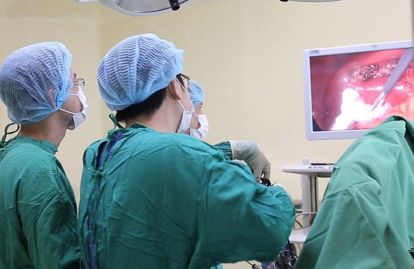 Cuộc phẫu thuật nội soi cho người bệnh được các bác sĩ thực hiện tại bệnh viện
