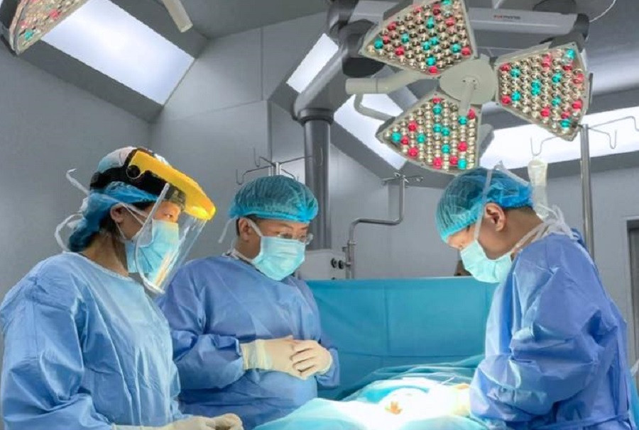 Các bác sĩ Bệnh viện Nhi Đồng 2 phẫu thuật cho bệnh nhi