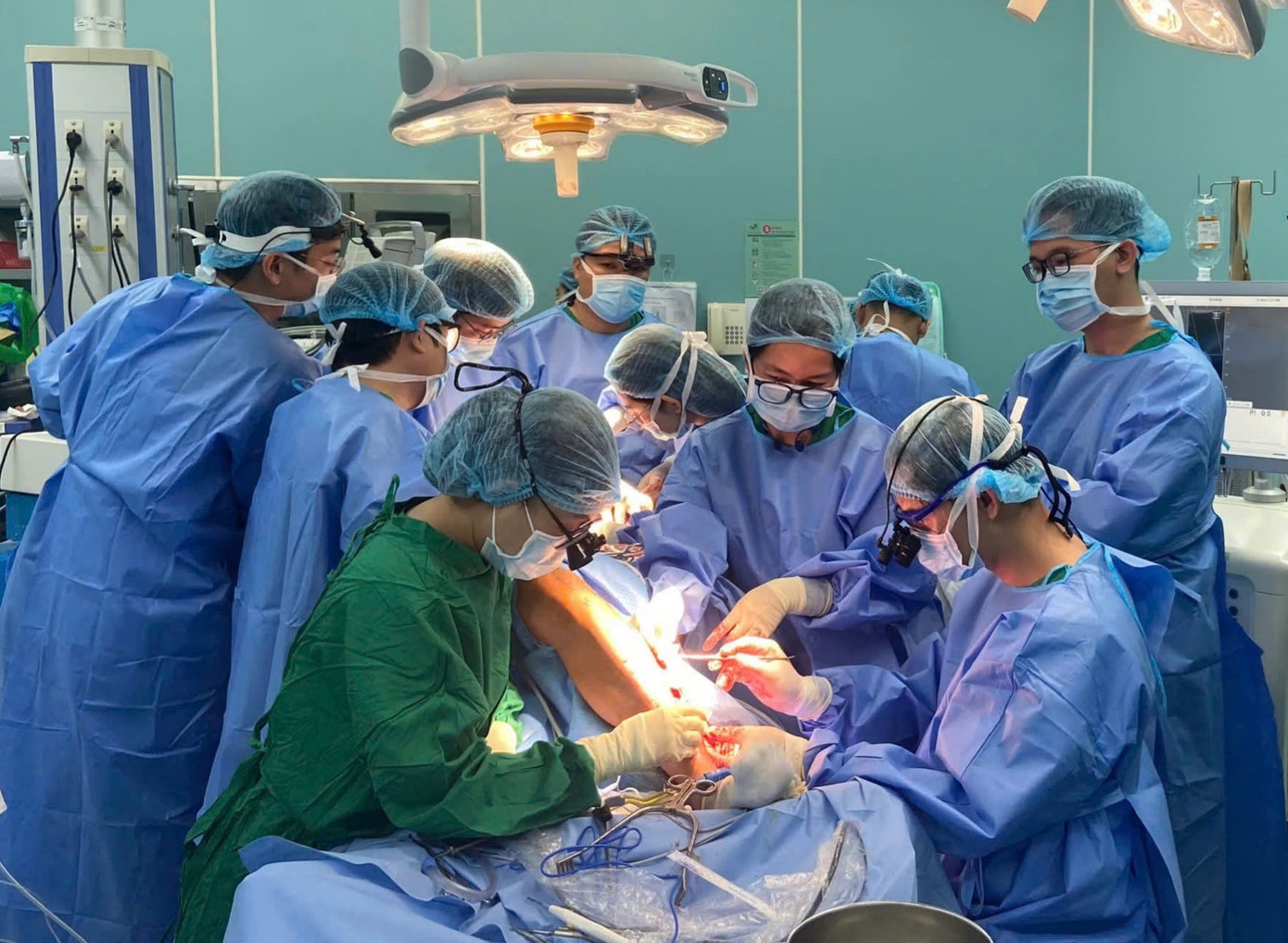 Các bác sĩ Bệnh viện Quân y 175 đã thực hiện thành công cuộc phẫu thuật tái tạo xương cho bệnh nhân Các bác sĩ Bệnh viện Quân y 175 đã thực hiện thành công cuộc phẫu thuật tái tạo xương cho bệnh nhân