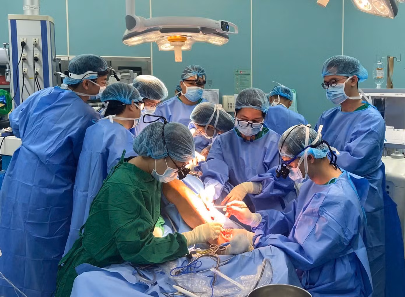 Các bác sĩ Bệnh viện Quân y 175 đã thực hiện thành công cuộc phẫu thuật tái tạo xương cho bệnh nhân Các bác sĩ Bệnh viện Quân y 175 đã thực hiện thành công cuộc phẫu thuật tái tạo xương cho bệnh nhân