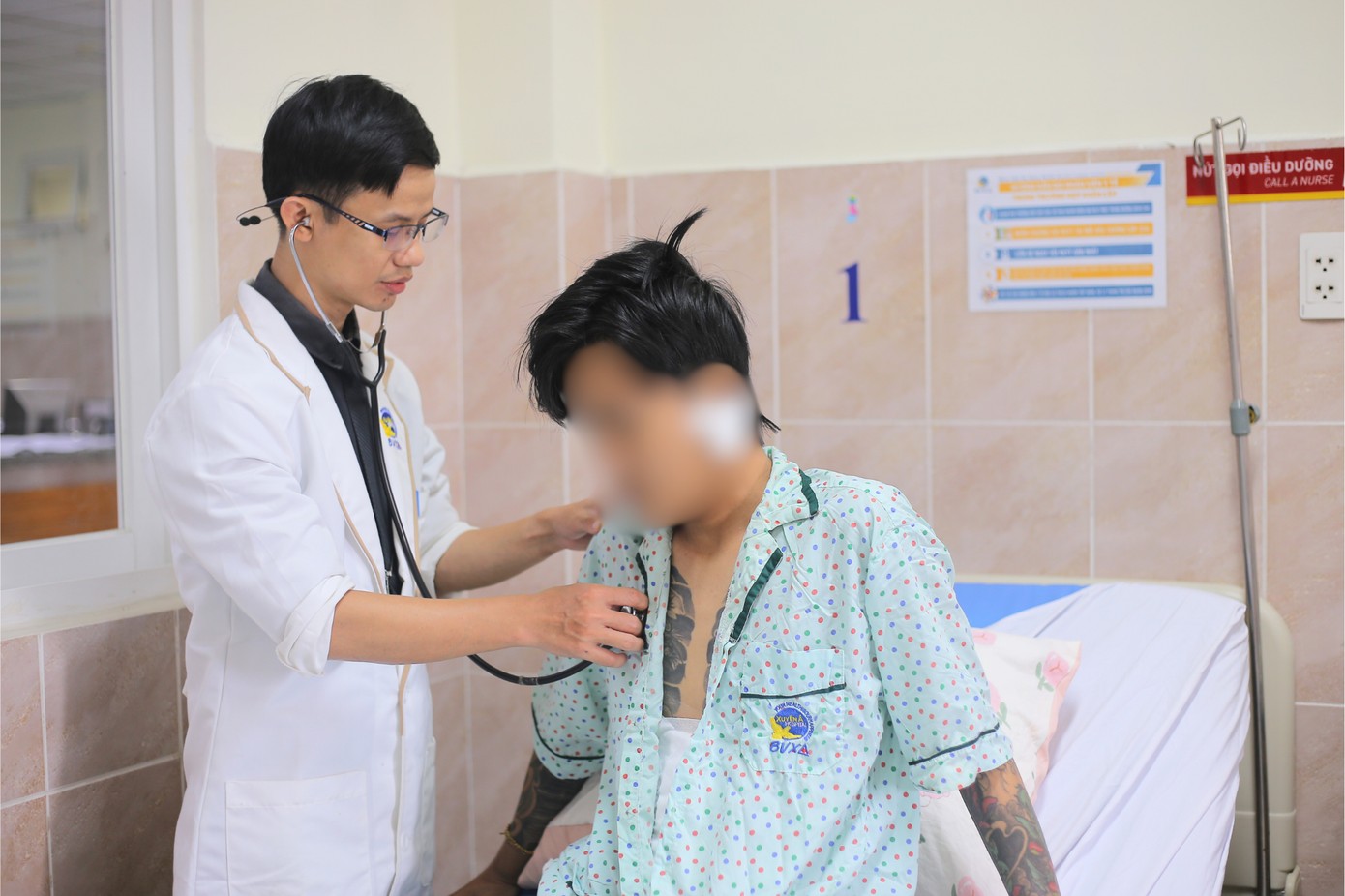 Bệnh nhân đã may mắn qua nguy kịch sau khi được các bác sĩ nỗ lực cứu chữa Bệnh nhân đã may mắn qua nguy kịch sau khi được các bác sĩ nỗ lực cứu chữa