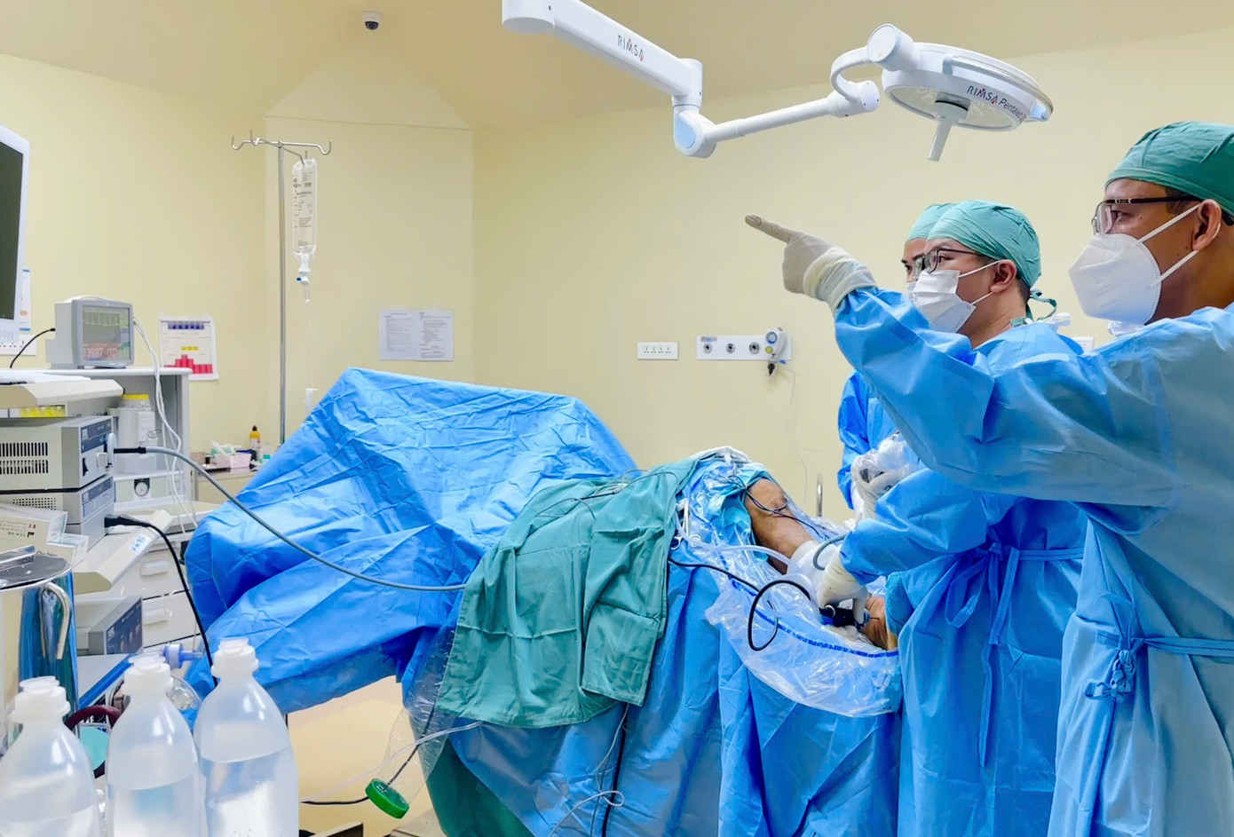 Các bác sĩ đã thực hiện thành công phương pháp nội soi tái tạo dây chằng cho bệnh nhân