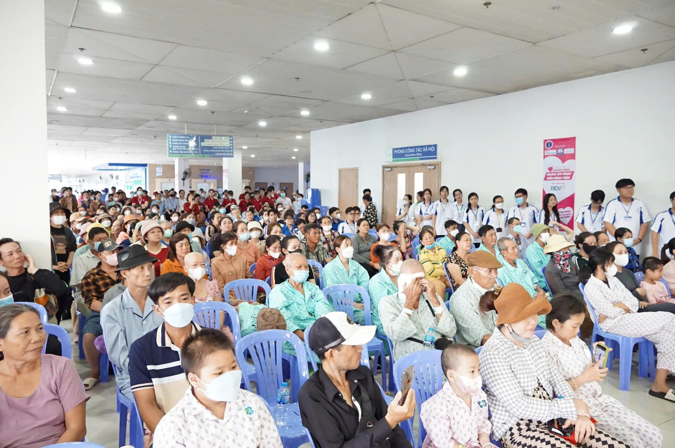 Mỗi ngày Bệnh viện Ung Bướu TPHCM tiếp nhận khoảng 4.900 bệnh nhân đến khám, điều trị