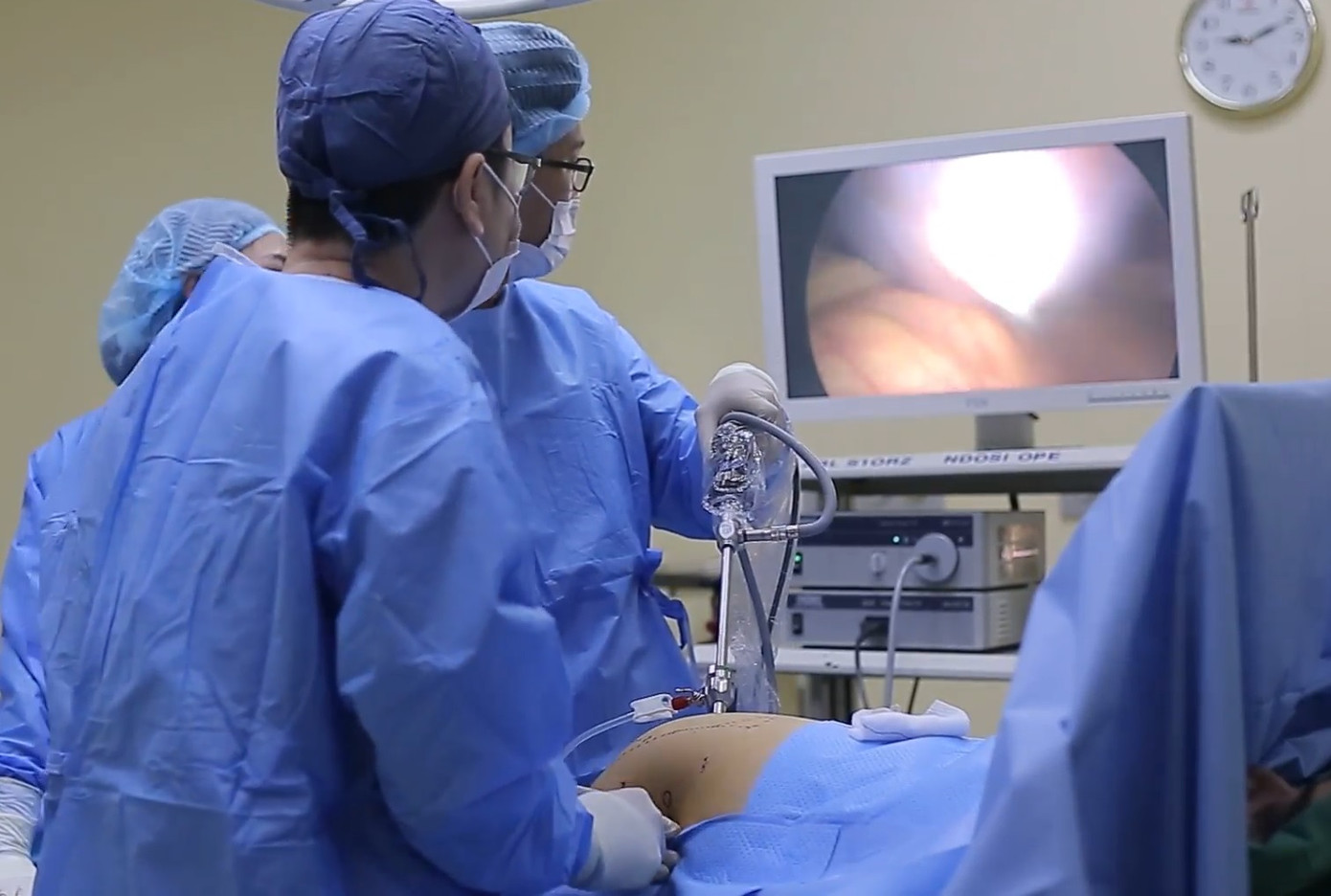 Các bác sĩ thực hiện cuộc phẫu thuật nội soi cho bệnh nhân