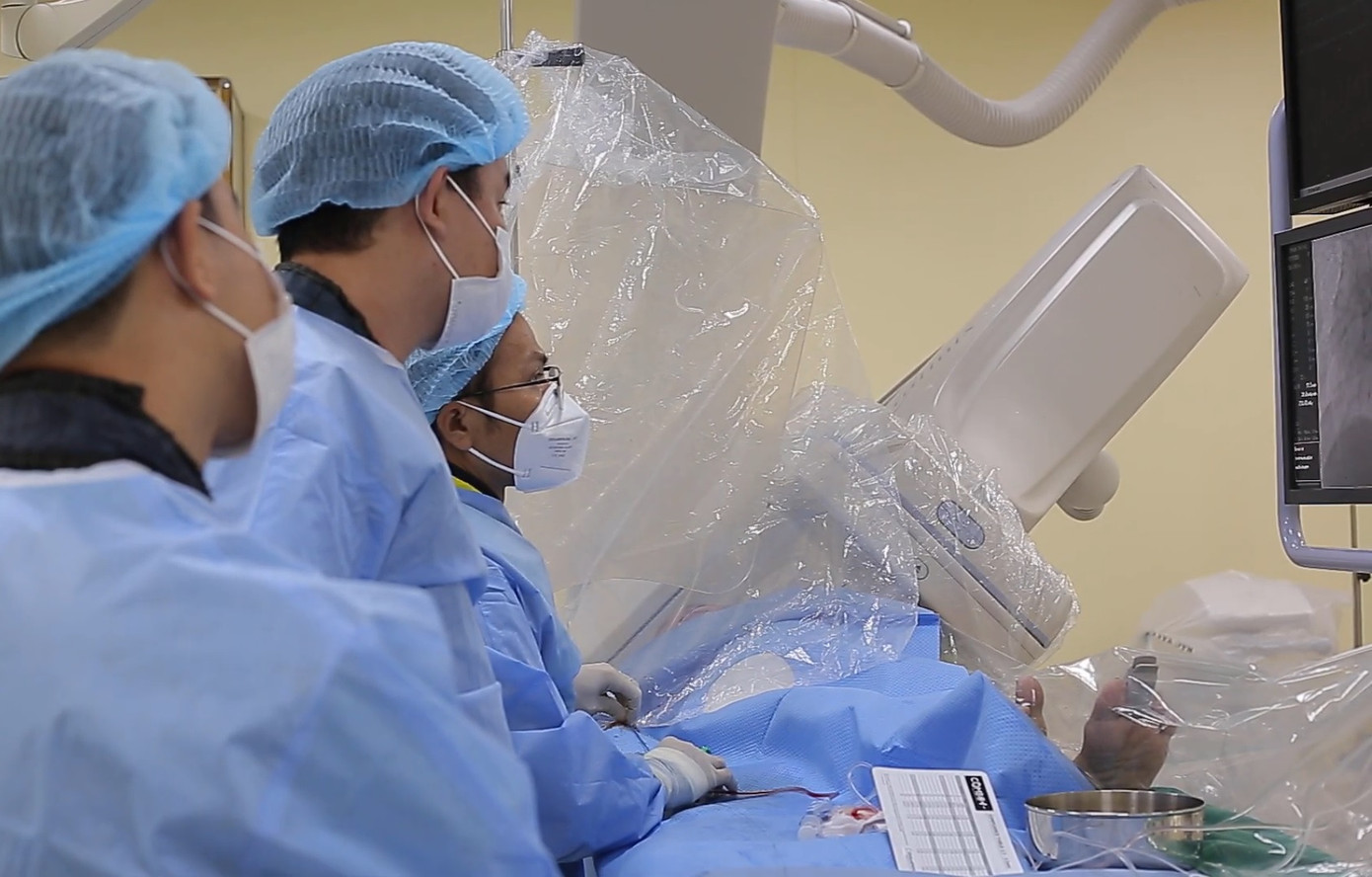 Các bác sĩ can thiệp nội mạch lấy huyết khối trong động mạch não giữa cho bệnh nhân Các bác sĩ can thiệp nội mạch lấy huyết khối trong động mạch não giữa cho bệnh nhân