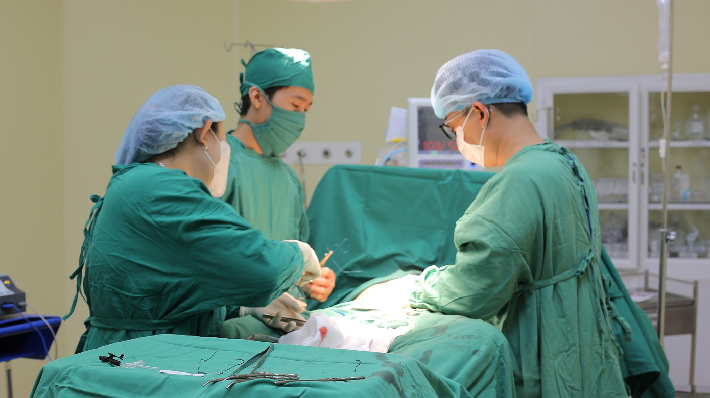 Các bác sĩ đã phẫu thuật bóc tách khối u có trọng lượng hơn 7,2kg ra khỏi cơ thể người bệnh Các bác sĩ đã phẫu thuật bóc tách khối u có trọng lượng hơn 7,2kg ra khỏi cơ thể người bệnh