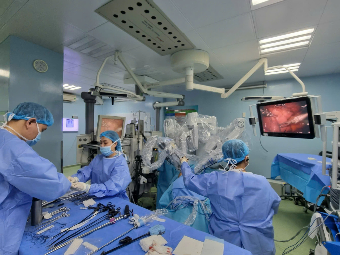 Các bác sĩ Bệnh viện Bình Dân sử dụng robot phẫu thuật cho người bệnh Các bác sĩ Bệnh viện Bình Dân sử dụng robot phẫu thuật cho người bệnh