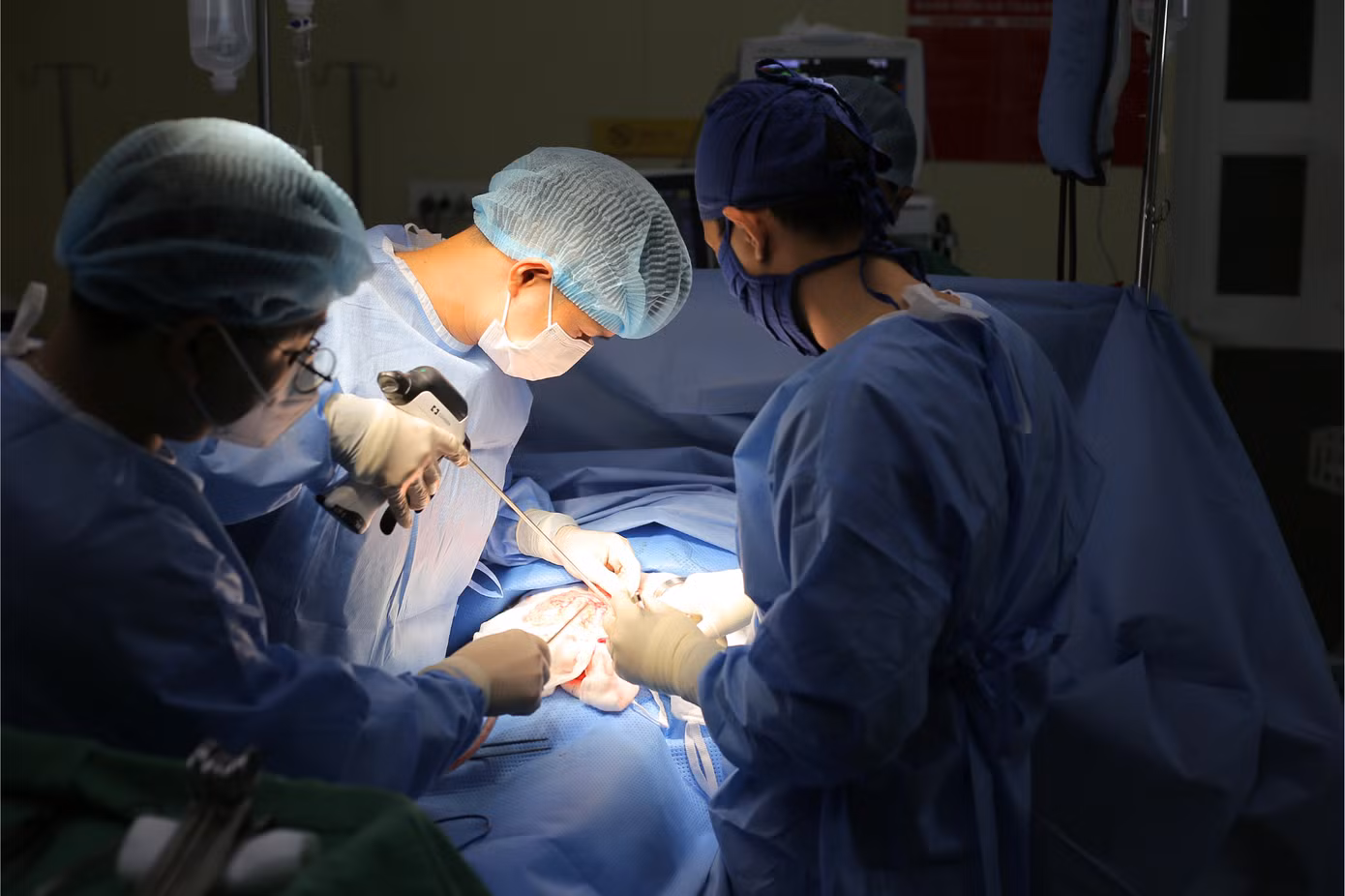 Các bác sĩ tiến hành phẫu thuật cắt bỏ lá lách cứu người bệnh Các bác sĩ tiến hành phẫu thuật cắt bỏ lá lách cứu người bệnh