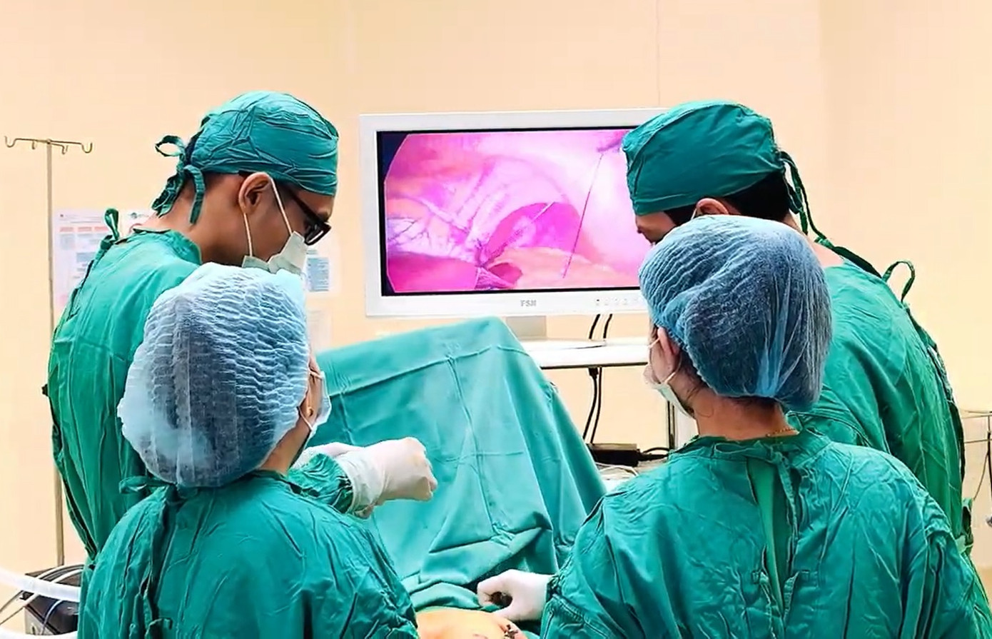 Các bác sĩ đã thực hiện cuộc phẫu thuật nội soi xử lý tình trạng có thắt tâm vị cho người bệnh Các bác sĩ đã thực hiện cuộc phẫu thuật nội soi xử lý tình trạng có thắt tâm vị cho người bệnh