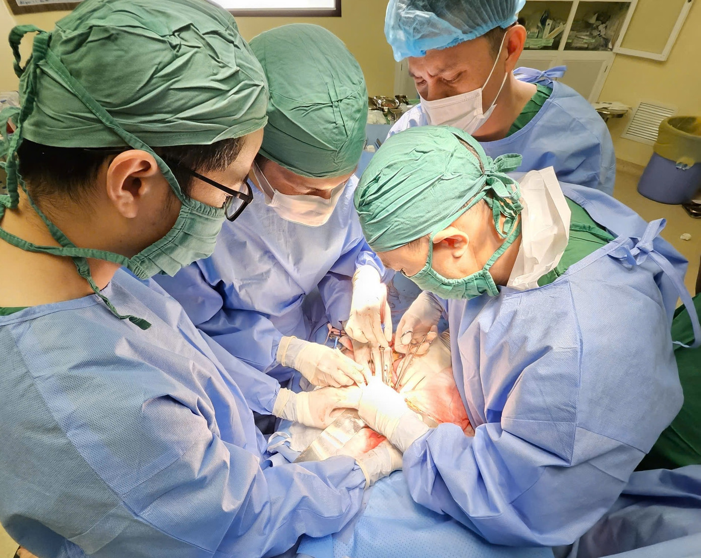 Các bác sĩ đã thực hiện cuộc phẫu thuật cấp cứu giúp bệnh nhân qua cơn nguy kịch Các bác sĩ đã thực hiện cuộc phẫu thuật cấp cứu giúp bệnh nhân qua cơn nguy kịch