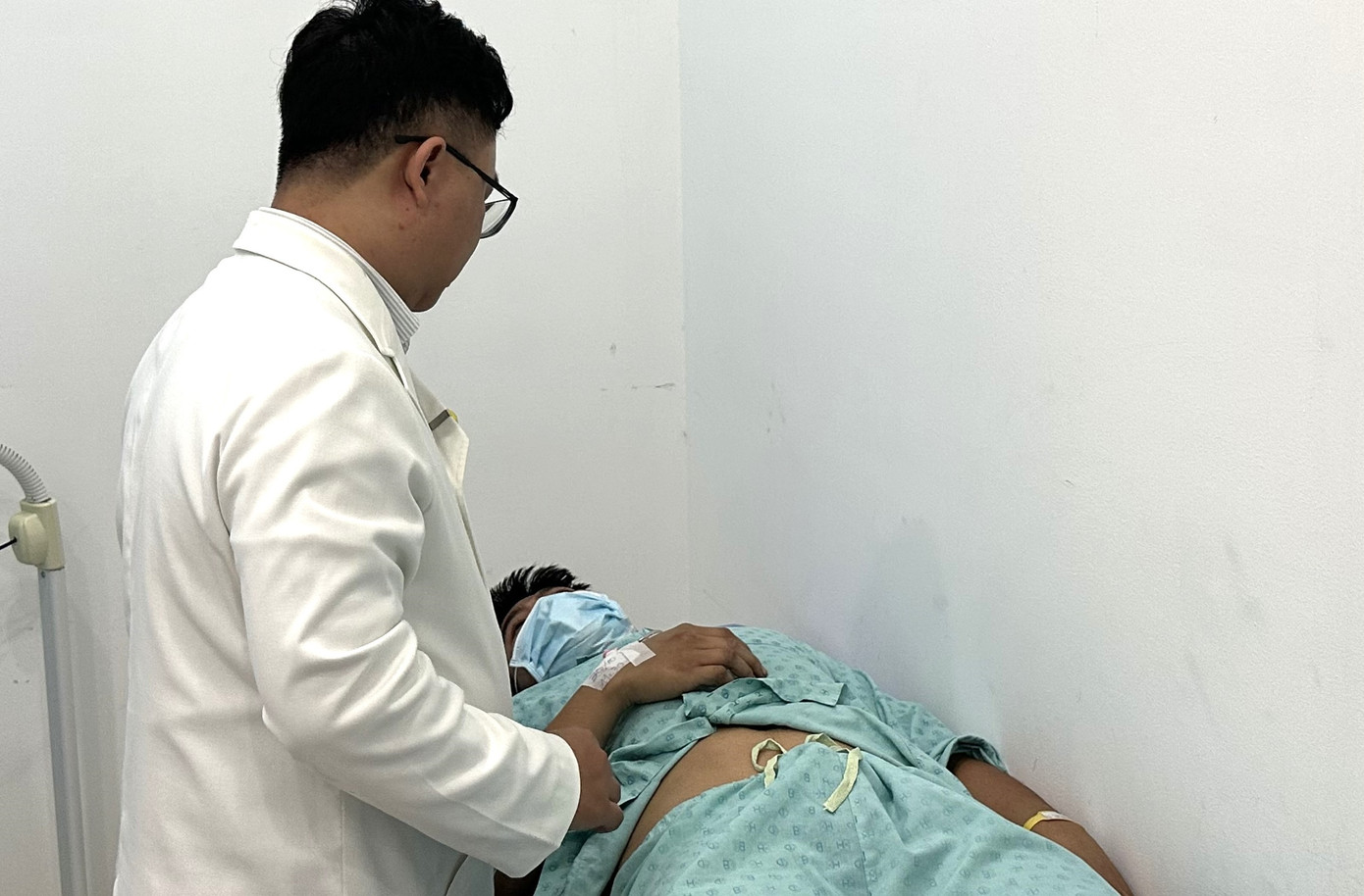 Các bác sĩ đã thực hiện cuộc phẫu thuật cấp cứu giúp "của quý" bệnh nhân thoát nguy hiểm Các bác sĩ đã thực hiện cuộc phẫu thuật cấp cứu giúp "của quý" bệnh nhân thoát nguy hiểm