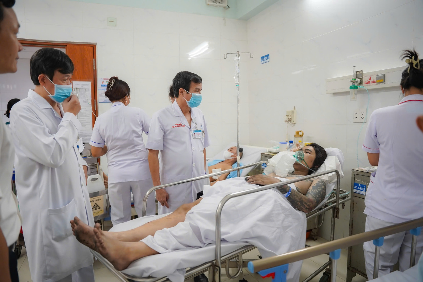 Ban giám đốc Bệnh viện Thống Nhất đến thăm hỏi, động viên tinh thần các nạn nhân.