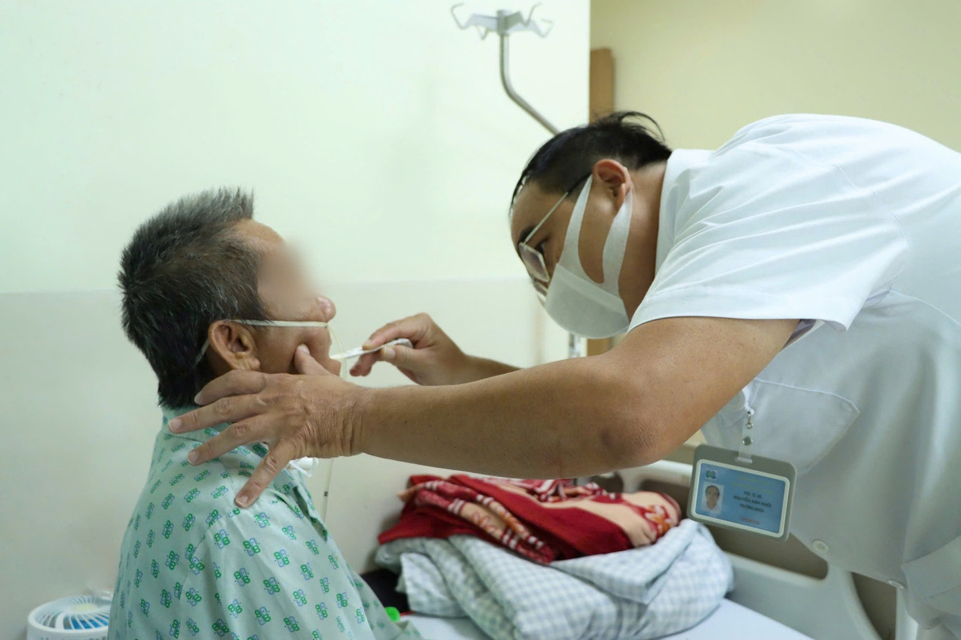 Bệnh nhân nhập viện trong tình trạng ung thư hạ hầu giai đoạn cuối Bệnh nhân nhập viện trong tình trạng ung thư hạ hầu giai đoạn cuối